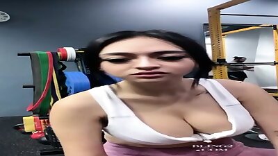 Indo Oppylany Nyepong Om Bule di Tempat GYM