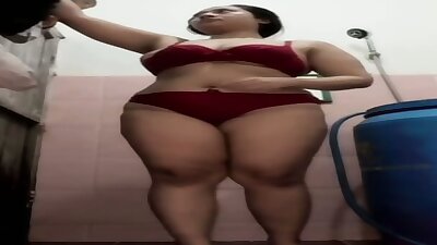 Bahenolnya Bidan Kungewe dalam kamar mandi