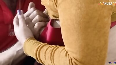 Menantu meyakinkan ibu mertua untuk seks anal